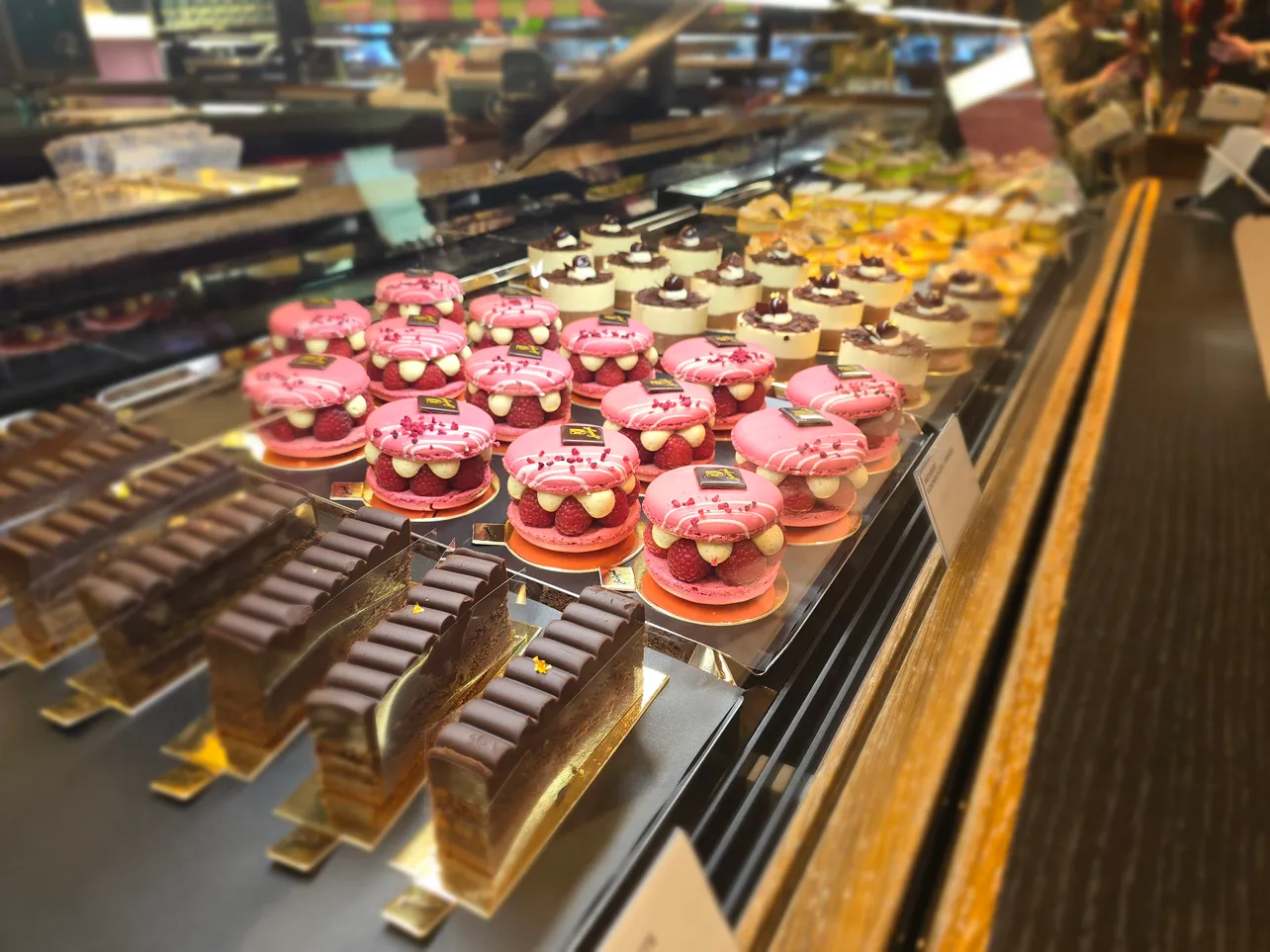 Kaffee, Kuchen, Torten und Schokolade in Zürich - Confiserie Sprüngli Tradition seit 1836